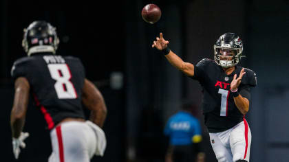 NFC tight end Kyle Pitts of the Atlanta Falcons (8) celebrates a