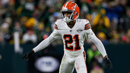 Denzel Ward surprises NFL Extra Points Cardmembers at the Browns Pro Shop