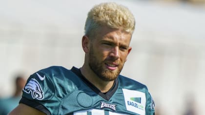 Philadelphia Eagles tight end Zach Ertz catches the ball during practice at  NFL football training camp, Thursday, Aug. 5, 2021, in Philadelphia. (AP  Photo/Chris Szagola Stock Photo - Alamy