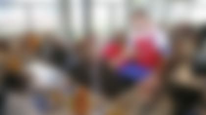 12 November 2018: Views
of the Dallas Cowboys serving Thanksgiving lunch at The Salvation Army Carr P. Collins Social Service Center in Dallas, Texas. Photo by James D. Smith/Dallas Cowboys