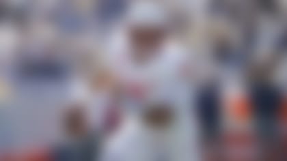 Houston quarterback Clayton Tune runs with the ball against Navy during the first half of an NCAA college football game, Saturday, Oct. 22, 2022, in Annapolis, Md. (AP Photo/Julio Cortez)