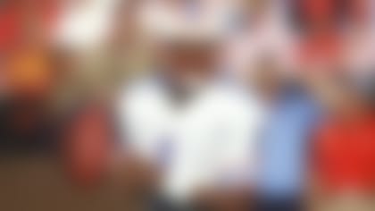 Warren Moon (1) Quarterback for the Houston Oilers during an NFL game against the Los Angeles Rams in 1985.  (AP Photo/Peter Read Miller).