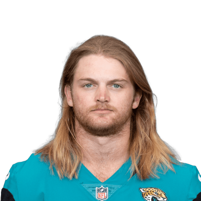 Jacksonville Jaguars safety Andrew Wingard (42) tackles Tennessee