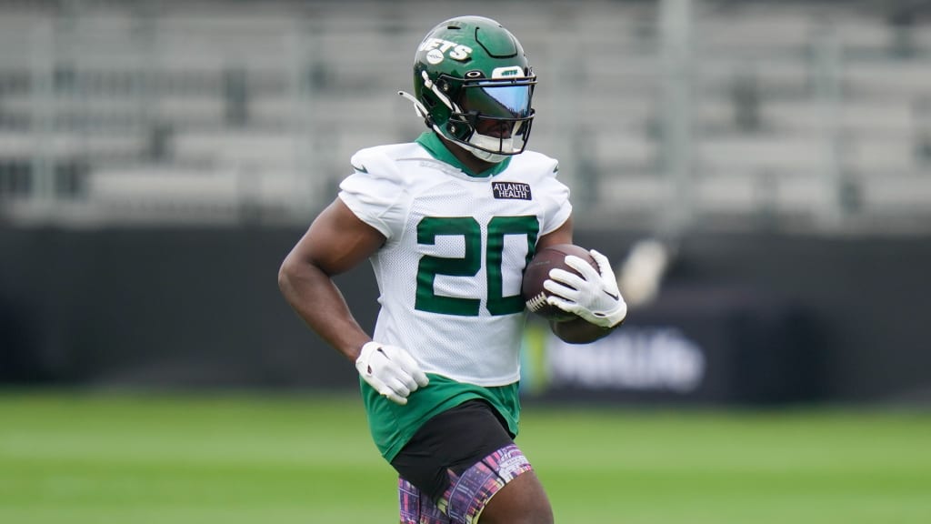 New York Jets running back Breece Hall (20) rushes against Miami Dolphins  during the first half of an NFL football game on Sunday, Oct. 9, 2022, in  East Rutherford, N.J. (AP Photo/Noah