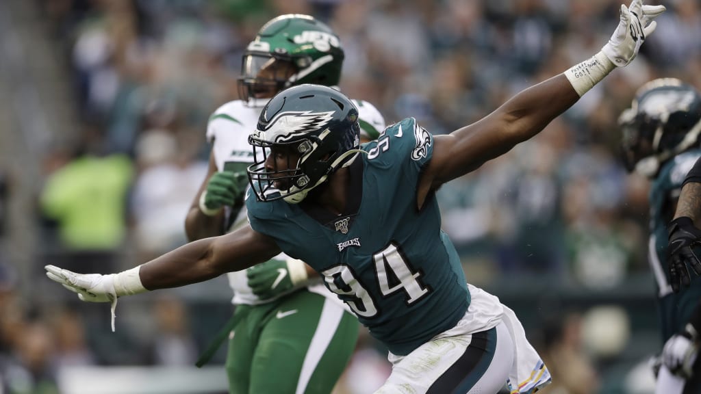 Eagles DE Josh Sweat signs three-year extension