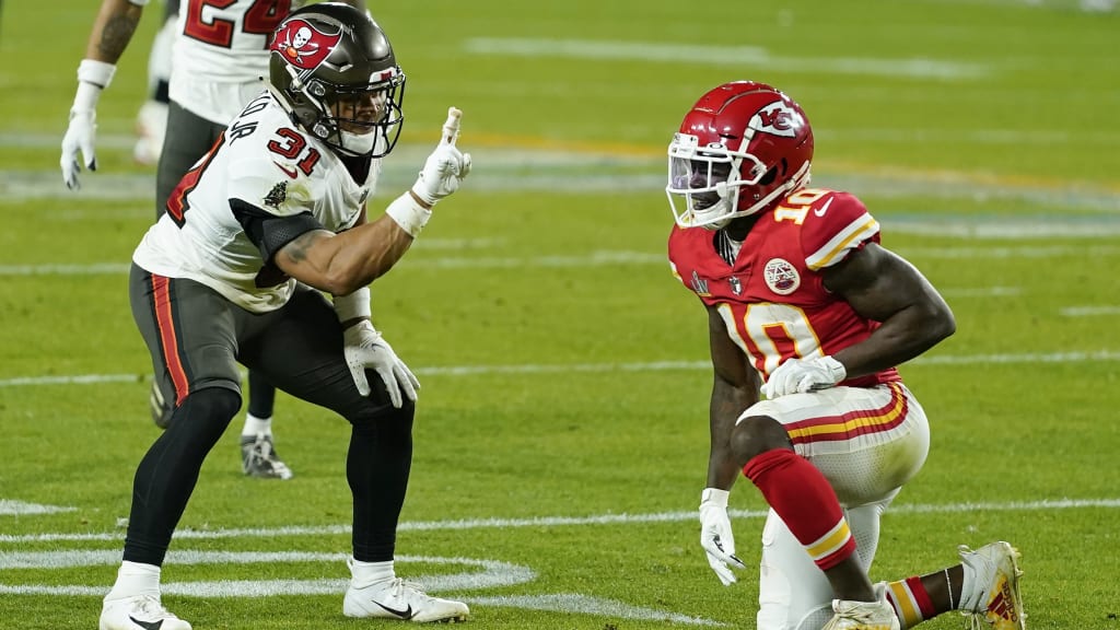 Tyreek Hill got away with taunting on touchdown with peace sign