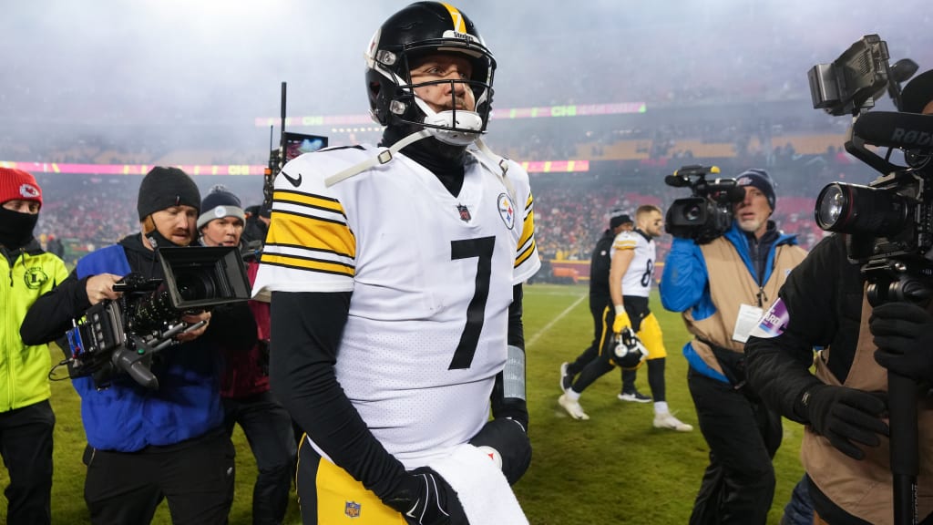 Pittsburgh Steelers quarterback Ben Roethlisberger (7) wears a Salute to Service  hat before an NFL football