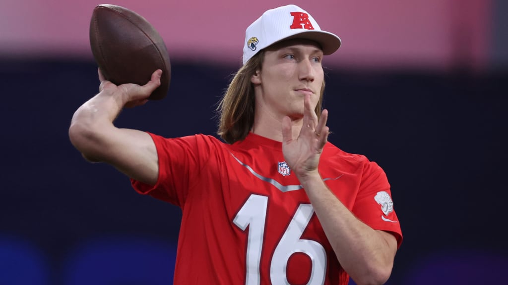 Around The NFL on X: Jaguars QB Trevor Lawrence replaces Chiefs QB Patrick  Mahomes at Pro Bowl Games    / X