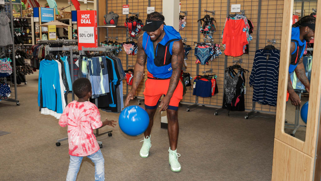 LaDainian Tomlinson gives advice to kids about following their dreams