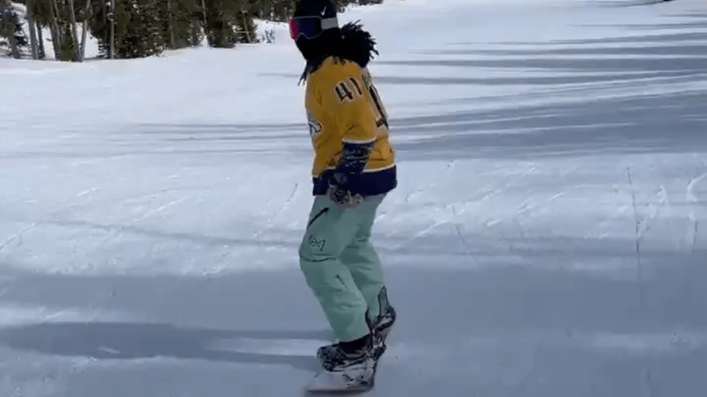 Saints' Alvin Kamara tries snowboarding, hockey in NHL Predators gear