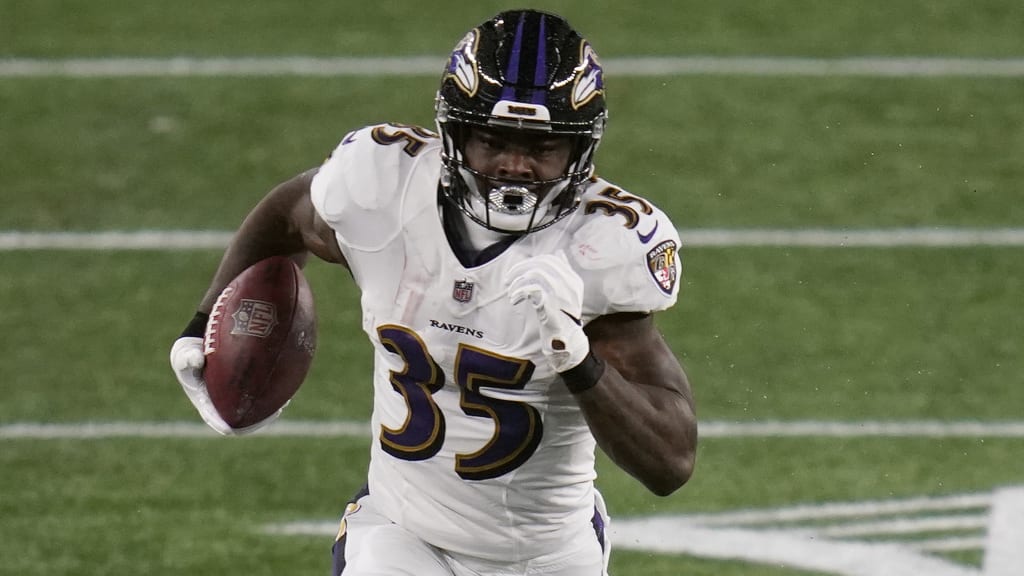 Philadelphia, PA, USA. 18th Oct, 2020. October 18, 2020: Baltimore running  back Gus Edwards rushes for a touchdown during the NFL football matchup  between the Baltimore Ravens and the Philadelphia Eagles at