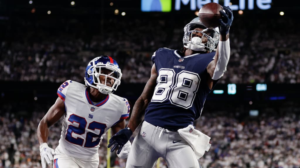 Cowboys' CeeDee Lamb stays up, sprints to end zone on ridiculous touchdown