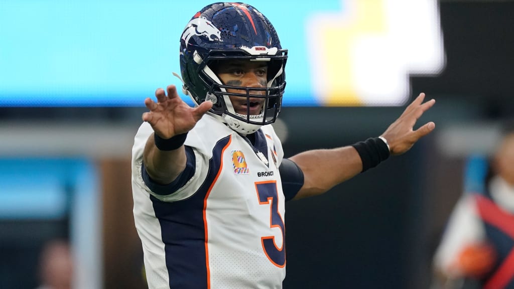 Quarterback Jake Plummer of the Denver Broncos looks for a receiver