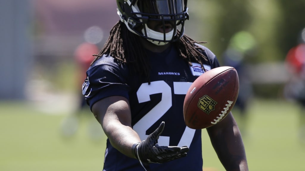 Eddie Lacy barely makes weight in first Seahawks weigh-in, earns