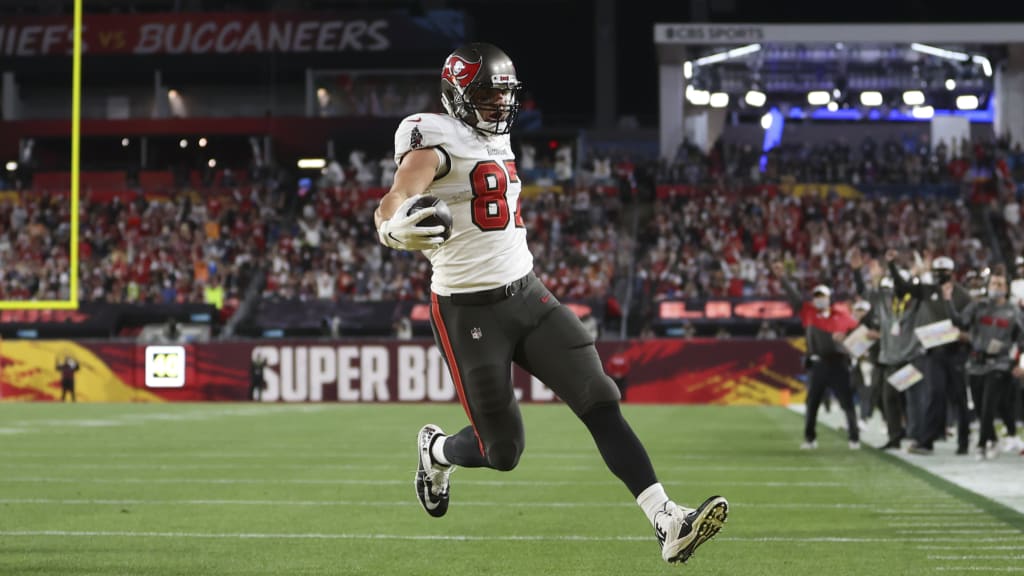 Tom Brady hits Rob Gronkowski for two touchdowns in Super Bowl LV