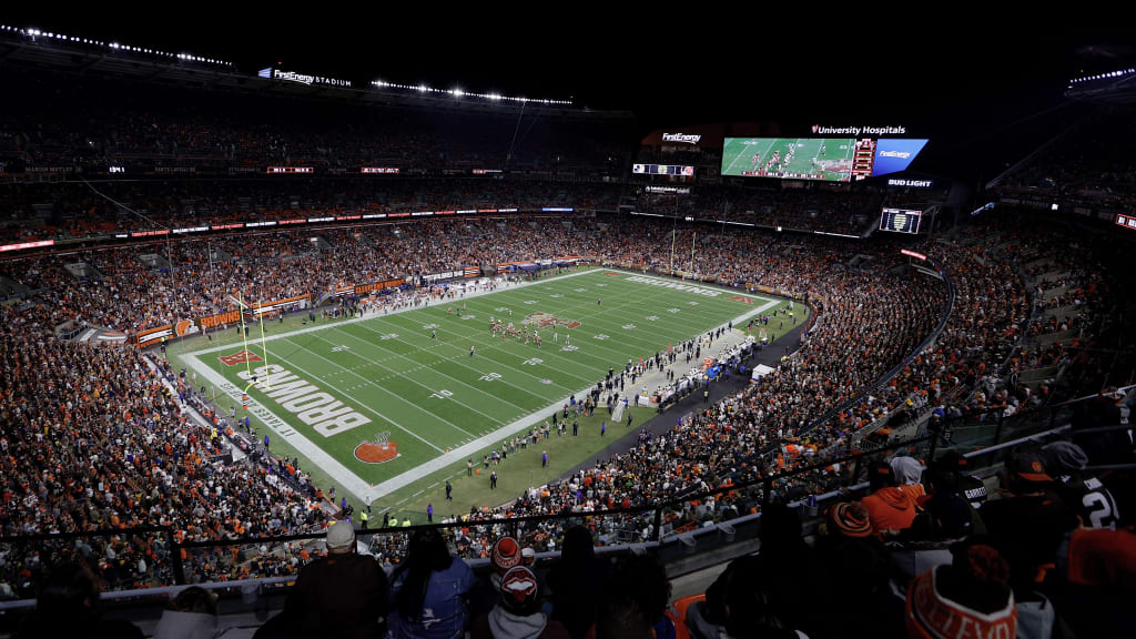 Browns vs. Commanders delayed due to inclement weather