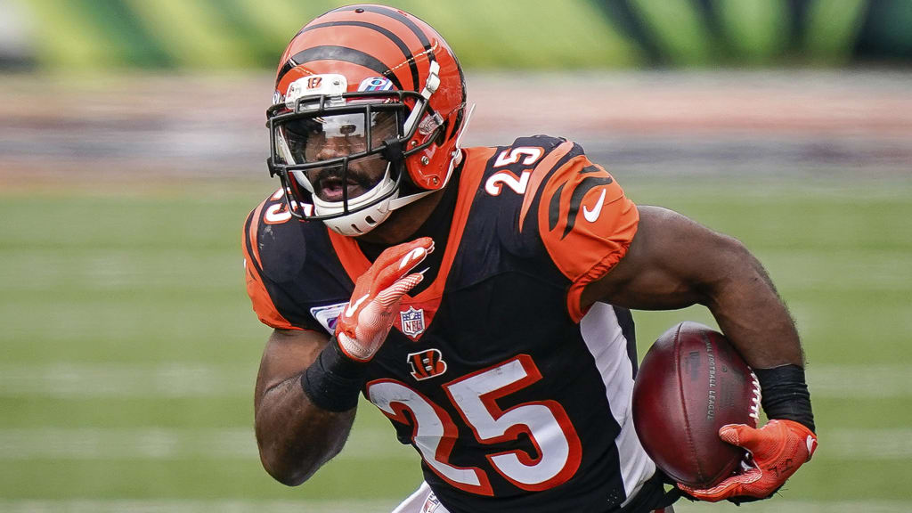 Bengals running back Giovani Bernard leaves with right shoulder