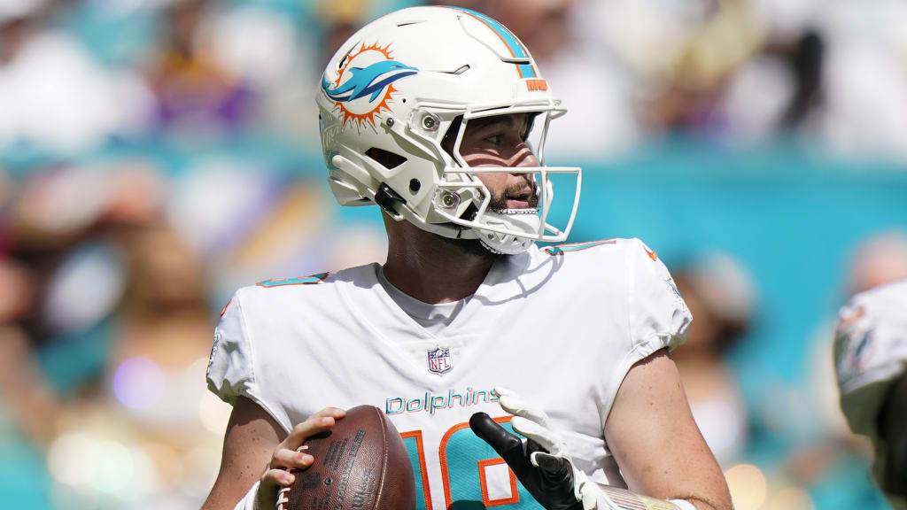 Skylar Thompson injury: Dolphins QB suffers leg injury in Week 18 -  DraftKings Network