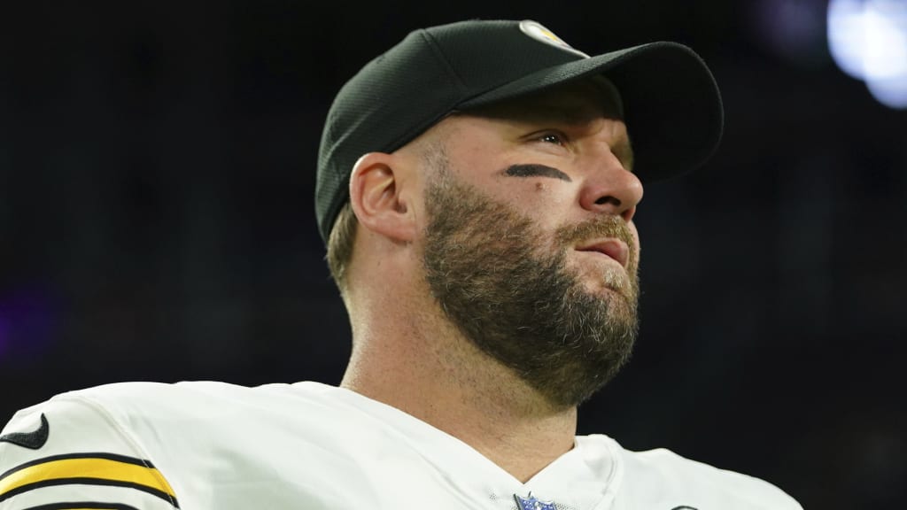 Pittsburgh Steelers quarterback Ben Roethlisberger (7) wears a Salute to Service  hat before an NFL football