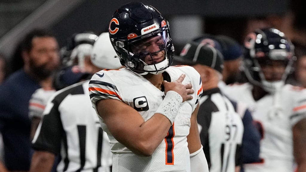 Chicago Bears Latest News, Justin Fields suffers left shoulder injury -  Windy City Gridiron