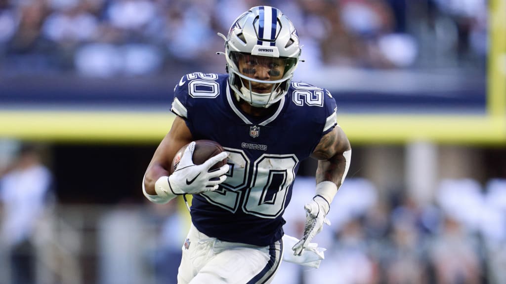 Ezekiel Elliott: Jerry Jones, Dallas Cowboys standing behind star running  back 