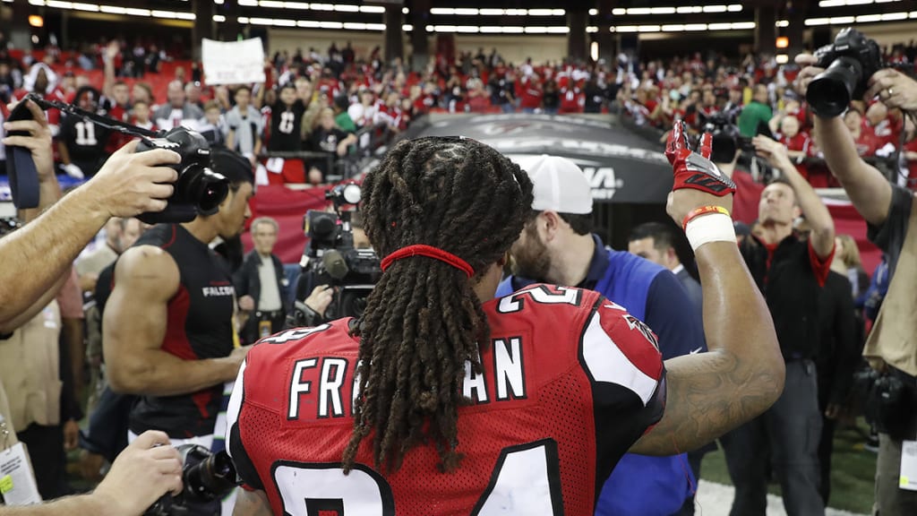 Watch: Atlanta Falcons CB Robert Alford practices with Brett Favre