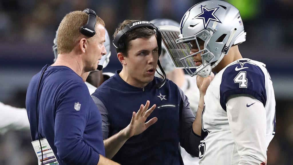 LOOK: Roger Staubach proves he's the best QB at the NFL Draft with gorgeous  pass from stage 