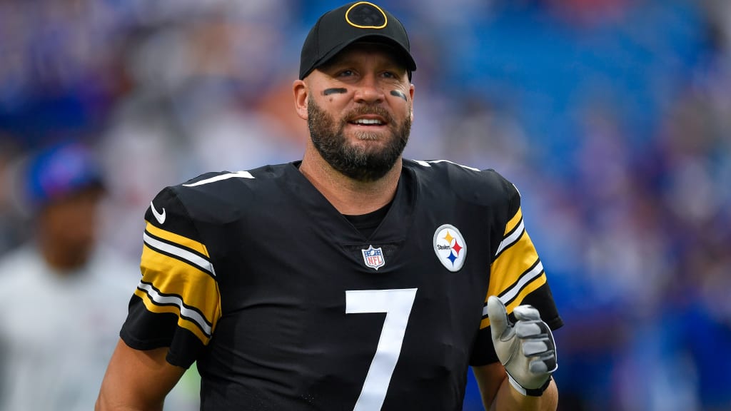 Pittsburgh Steelers quarterback Ben Roethlisberger makes a pass