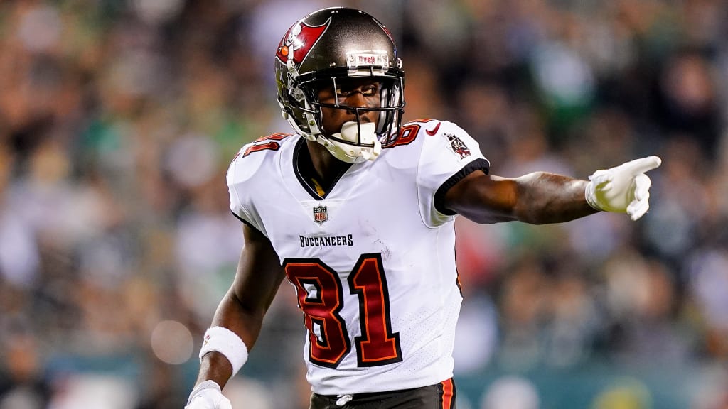 Bucs' Antonio Brown, Mike Edwards Suspended for Misrepresenting