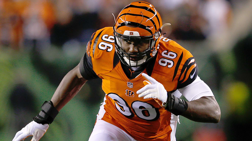 Bengals Dunlap out to break Strahan s sack record