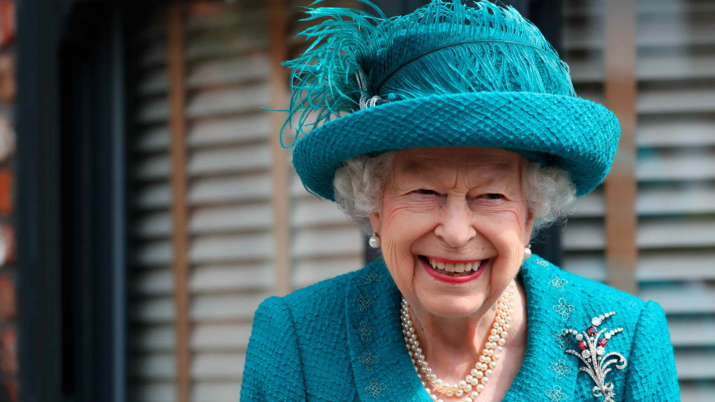 NBC Awkwardly Transitions From Mourning Queen Elizabeth To Fans Loudly  Cheering For NFL Football During Pregame Show - BroBible