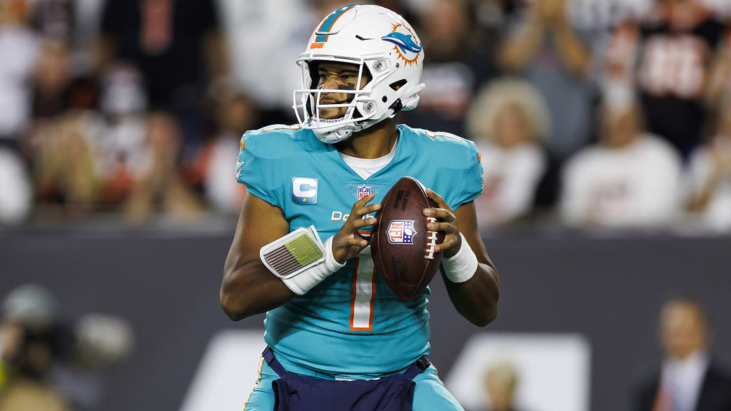 MIAMI GARDENS, FL - OCTOBER 23: Miami Dolphins quarterback Tua Tagovailoa  (1) makes a pass attempt during the game between the Pittsburg Steelers and  the Miami Dolphins on Sunday, October 23, 2022