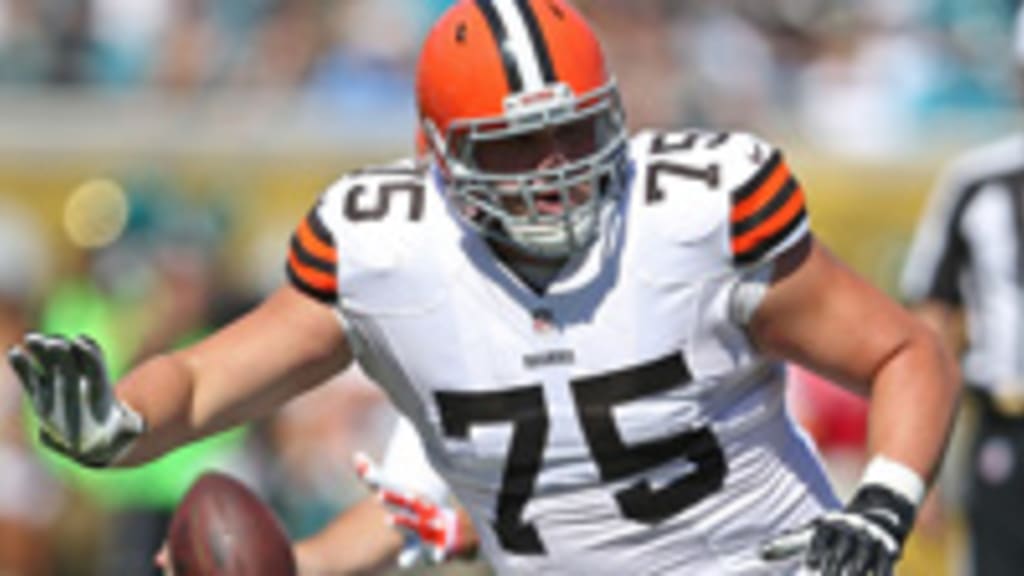 Browns' Joel Bitonio advocates for grass fields across NFL