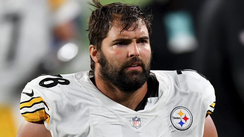 Former Steelers' Pro Bowl lineman Alejandro Villanueva retires