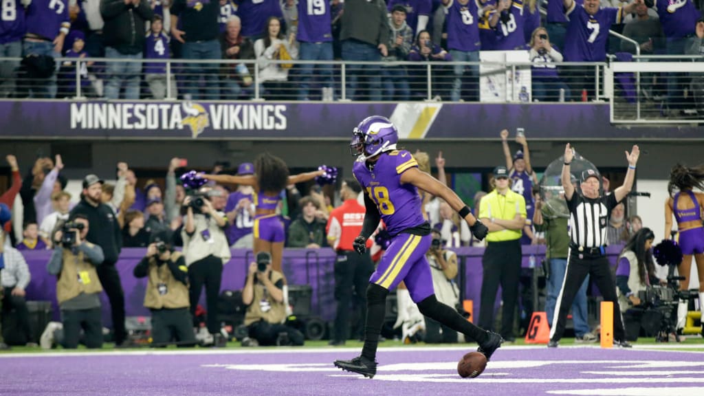 Minnesota Vikings wide receiver Randy Moss comes down with a pass