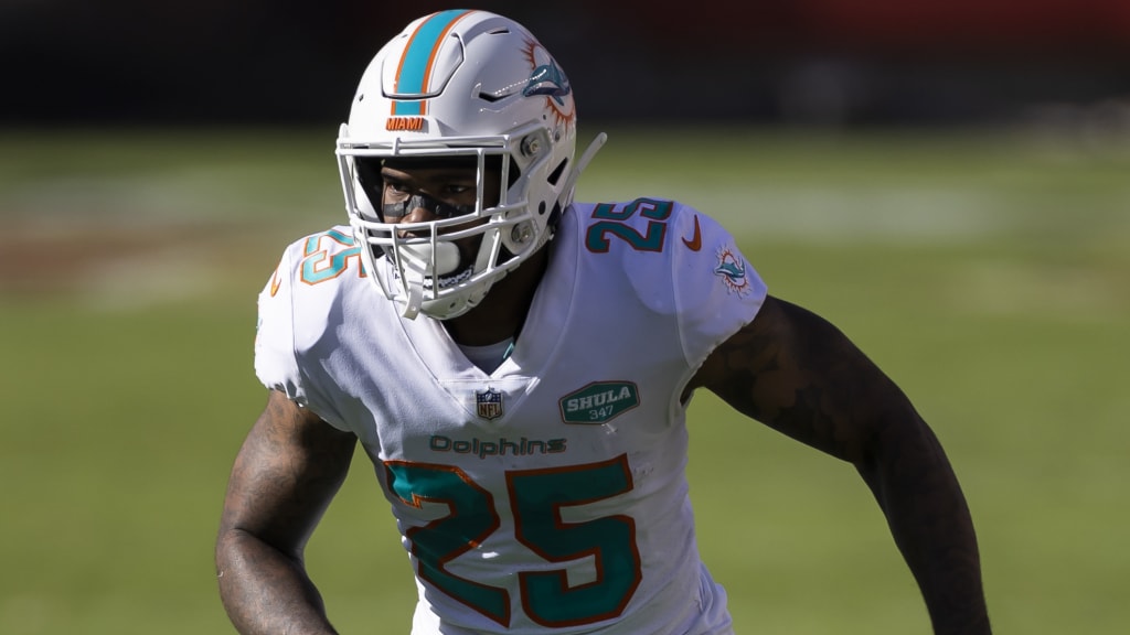 Miami Dolphins cornerback Xavien Howard (25) lines up for the play