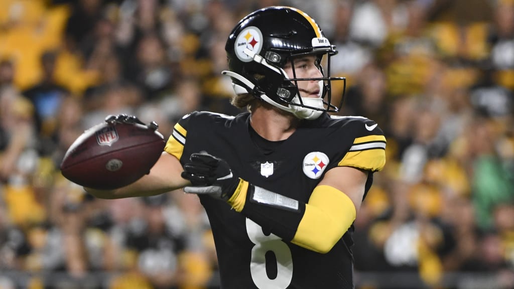 PITTSBURGH, PA - NOVEMBER 20: Pittsburgh Steelers quarterback Kenny Pickett  (8) is announced during the national football league game between the  Cincinnati Bengals and the Pittsburgh Steelers on November 20, 2022 at