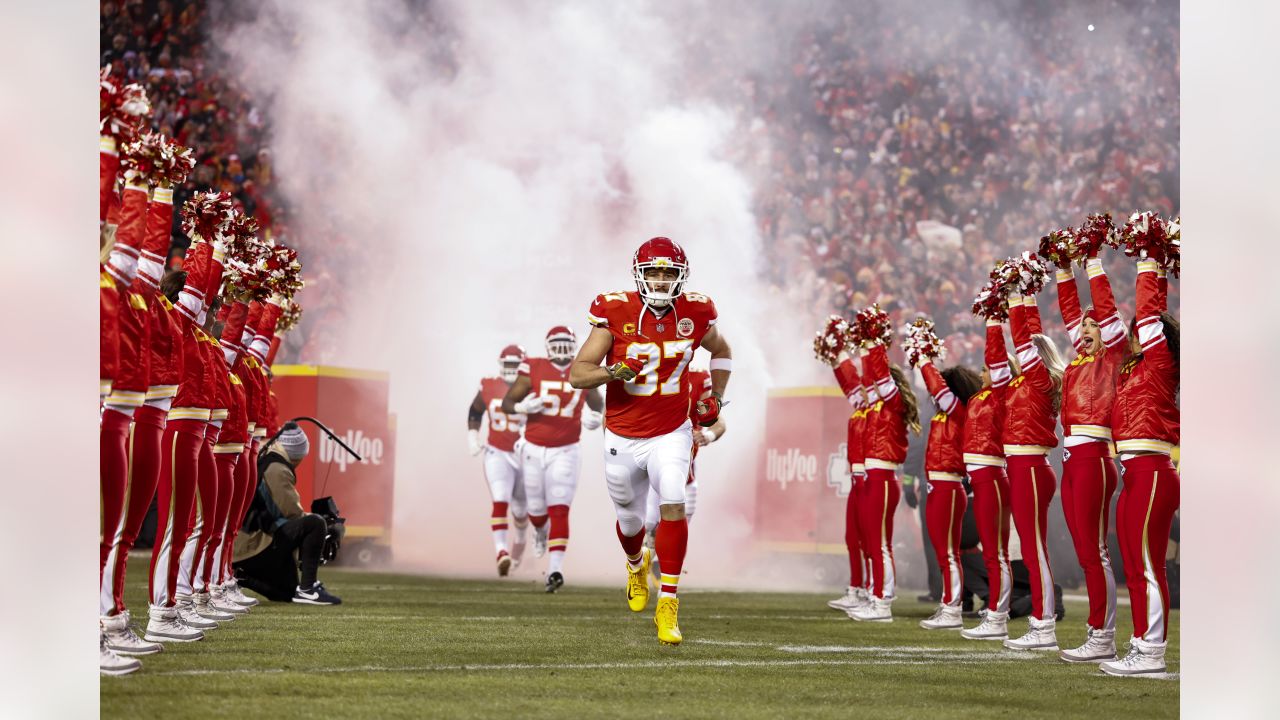 KANSAS CITY, MO - JANUARY 21: Kansas City Chiefs tight end Travis Kelce (87)  smiles and records