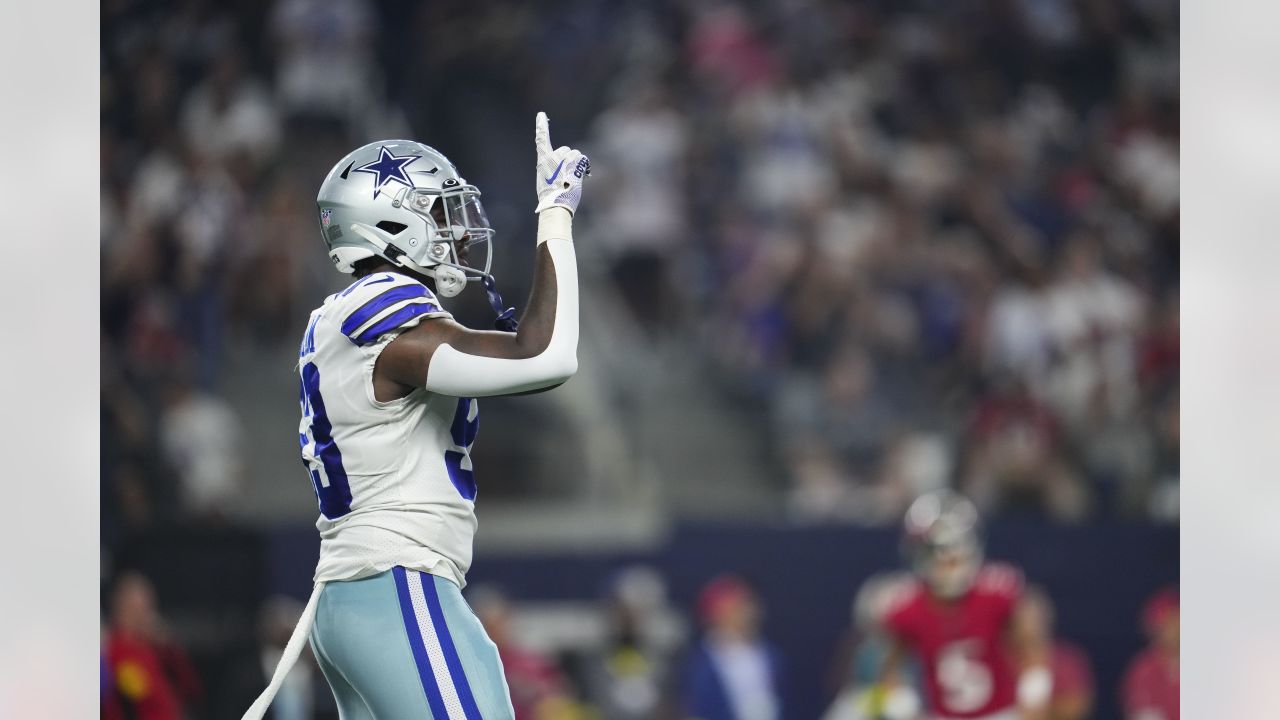 ARLINGTON, TX - SEPTEMBER 11: Tampa Bay Buccaneers wide receiver Julio  Jones (6) warms up before the Tampa Bay Buccaneers-Dallas Cowboys regular  season game on September 11, 2022 at AT&T Stadium in