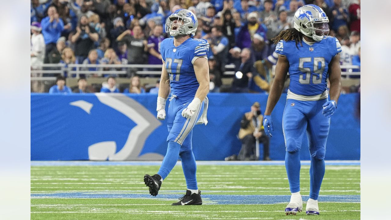 DETROIT, MI - DECEMBER 11: Minnesota Vikings TE T.J. Hockenson (87) trying  to block Detroit Lions Defensive End (97) Aidan Hutchinson during the game  between Minnesota Vikings and Detroit Lions on December