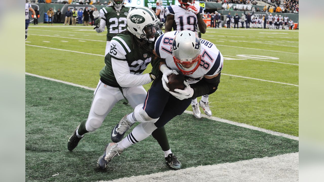 New England Patriots rookie tight end Rob Gronkowski grabs his first NFL  touchdown catch, next to Cincinnati Bengals linebacker Dhani Jones, during  the second half of New England's 38-24 win in an