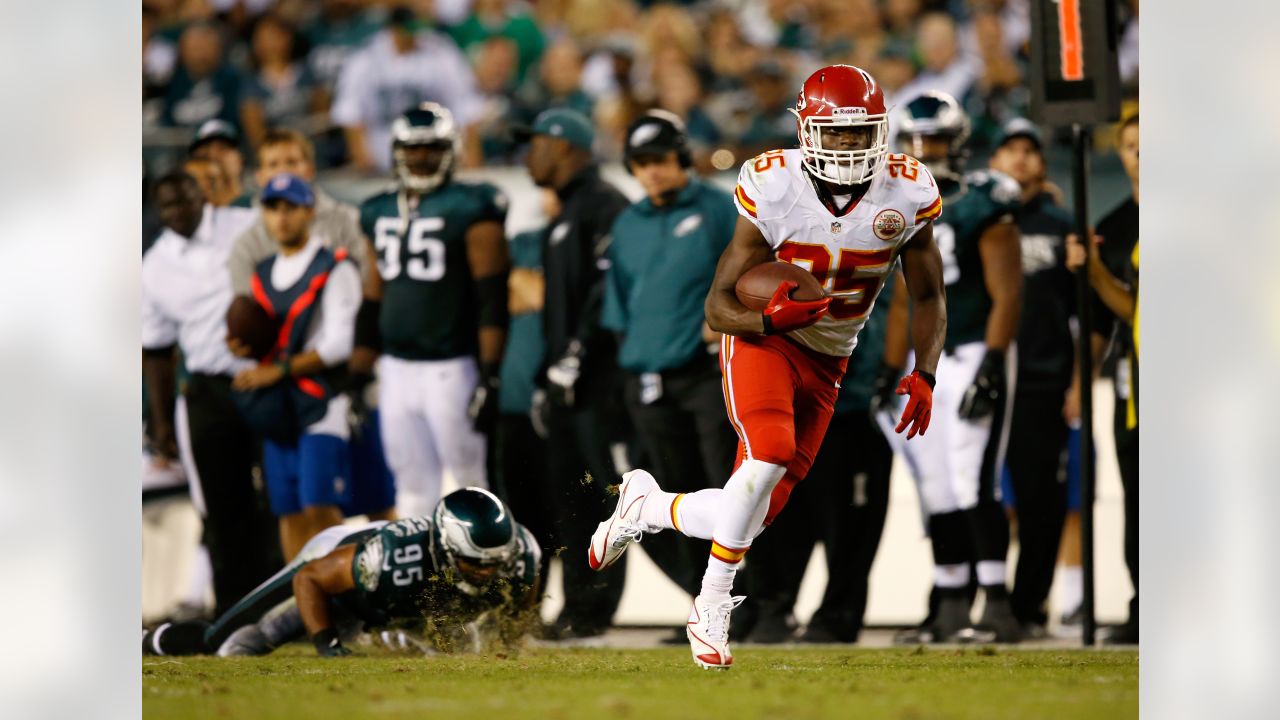 Kansas City Chiefs running back Jamaal Charles (25) scrambles for