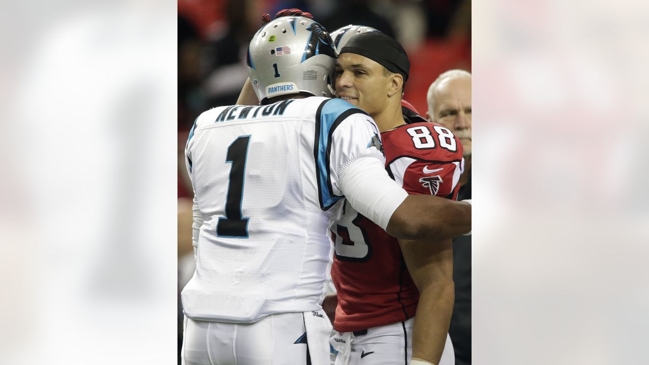 Atlanta Falcons tight end Tony Gonzalez (88) is brought down by Arizona  Cardinals linebacker Daryl Washington (58) after a catch for a first down  in the first quarter if an NFL football