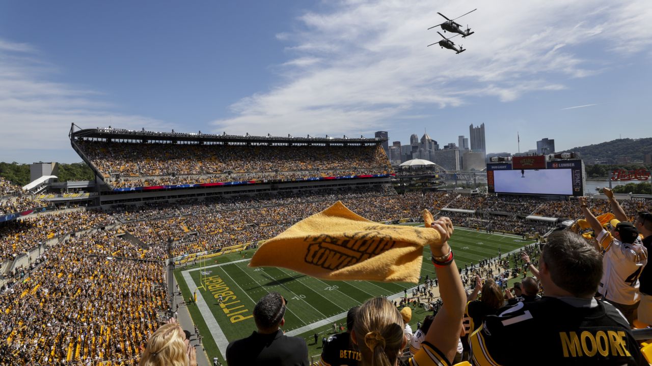 This is the scoreboard at Heinz Field before an NFL football game between  the Pittsburgh Steelers and the Tennessee Titans in Pittsburgh, Sunday,  Dec. 19, 2021. (AP Photo/Gene J. Puskar Stock Photo 