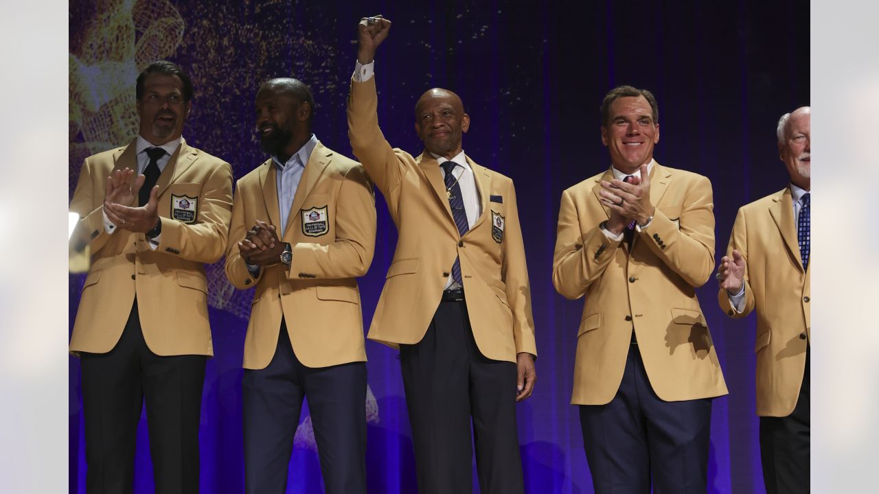 Drew Pearson, a member of the Pro Football Hall of Fame Class of 2021,  receives his gold jacket during the gold jacket dinner in Canton, Ohio,  Friday, Aug. 6, 2021 (AP Photo/Gene