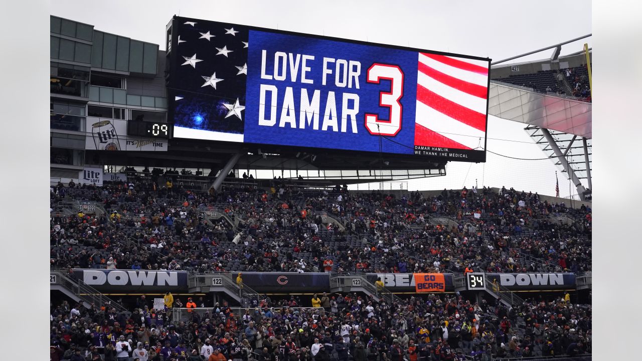 Raiders, Chiefs honor Damar Hamlin before game