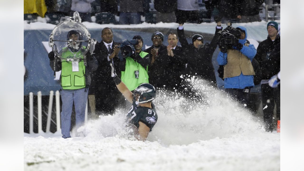 Rain, sleet or snow: How NFL players stay warm during the coldest games -  Sports Illustrated