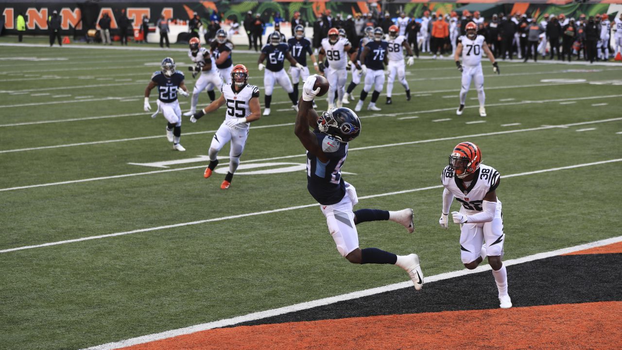 Miami Dolphins wide receiver Tyreek Hill (10) lines up for the snap during  an NFL football game against the Cincinnati Bengals on Thursday, September  29, 2022, in Cincinnati. (AP Photo/Matt Patterson Stock