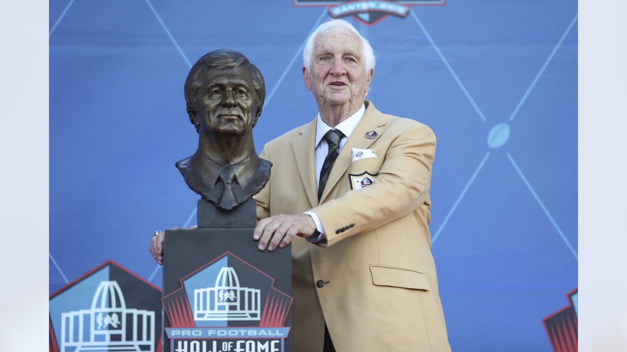 October 01, 2017: Former Dallas Cowboy and NFL Hall of Famer Rayfield Wright  is honored along with many other former players before an NFL football game  between the Los Angeles Rams and