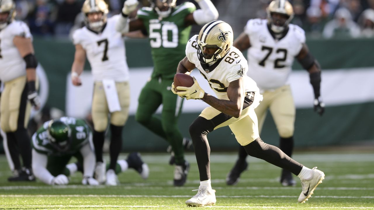 New Orleans Saints tight end Juwan Johnson (83) warms up before an